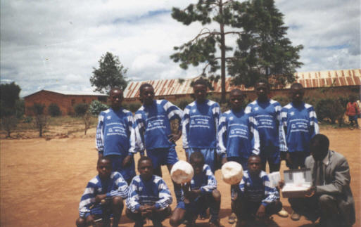 Diese Fußballmannschaft wurde aus Altbeständen Ismaninger Fußballvereinen ausgerüstet. Gerne würden noch mehr Kinder mit schönen Hemden und guten Bällen spielen.